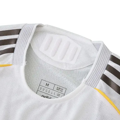 camisa real madrid 2025, versão jogador real madrid, uniforme titular madrid, camisa slim fit madrid, futebol espanhol, la liga 2025/26, camisa branca real madrid, escudo bordado madrid, camisa elite real madrid, santiago bernabéu

