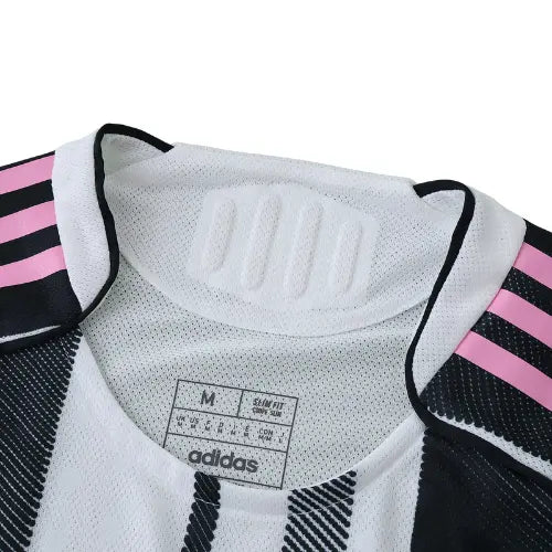 camisa juventus 2025, juventus versão jogador, camisa titular juventus, uniforme juventus 2025/26, camisa bianconera, futebol italiano, serie a, juventus fc, camisa masculina juventus, juventus primeira linha

