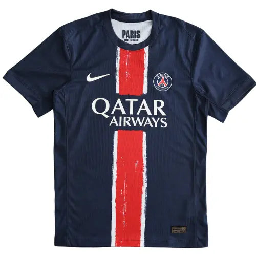 Camisa PSG I 2024 2025 versão jogador, uniforme titular azul marinho com escudo em TPU, faixa central estilizada, camisa de alta performance Paris Saint-Germain

