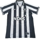 camisa botafogo 2025, camisa titular botafogo, camisa alvinegra, escudo bordado botafogo, futebol brasileiro, uniforme botafogo 2025/26, camisa torcedor botafogo, camisa preta e branca

