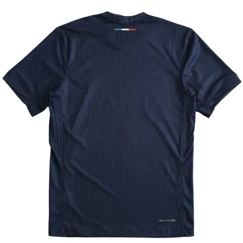 Camisa PSG I 2024 2025 versão jogador, uniforme titular azul marinho com escudo em TPU, faixa central estilizada, camisa de alta performance Paris Saint-Germain

