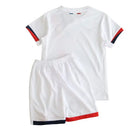 Kit infantil PSG 2024 2025 uniforme reserva, camisa e short com escudo bordado, modelo infantil Paris Saint-Germain, camisa branca PSG infantil, uniforme europeu infantil

