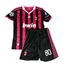 kit infantil milan retrô 2009, camisa e calção rossonero, uniforme clássico 2009/10, futebol italiano, para pequenos torcedores, AC Milan kids

