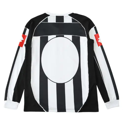 camisa retrô juventus, juventus 2002, camisa juventus 2002/03, camisa manga longa juventus, camisa titular juventus, escudo bordado juventus, uniforme retrô juventus, camisa histórica juventus, serie a, camisa gola polo juventus

