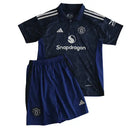 camisa manchester united infantil 2024, uniforme reserva united kids, escudo bordado man united, kit alternativo infantil united, camisa torcedor inglesa