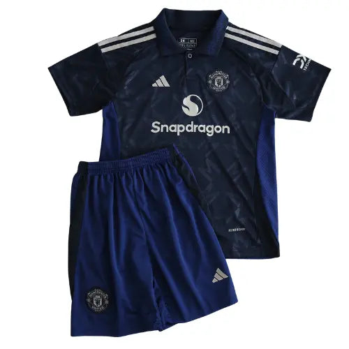 camisa manchester united infantil 2024, uniforme reserva united kids, escudo bordado man united, kit alternativo infantil united, camisa torcedor inglesa