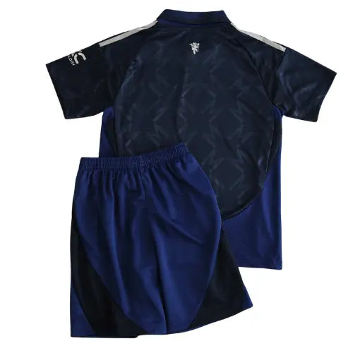 camisa manchester united infantil 2024, uniforme reserva united kids, escudo bordado man united, kit alternativo infantil united, camisa torcedor inglesa