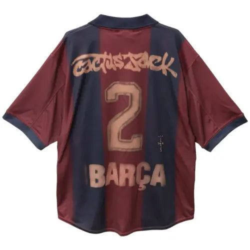 camisa barcelona remake 2000, camisa barcelona travis scott, camisa retrô barça 00/01, barcelona edição especial, camisa escudo bordado barcelona, uniforme barça retrô, barcelona collab rapper, camisa barça retrô travis scott

