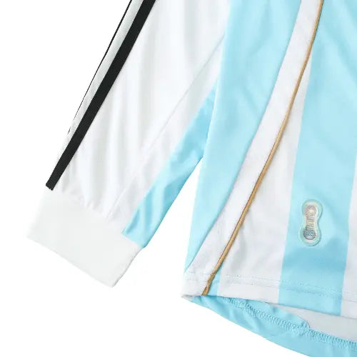 camisa retrô argentina, camisa argentina 2006, argentina manga longa, camisa copa 2006, camisa albiceleste retrô, uniforme histórico argentina, escudo bordado argentina, camisa retrô manga longa, copa do mundo 2006, camisa masculina argentina

