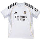 camisa real madrid 2025, uniforme titular real madrid, camisa branca real madrid, escudo bordado madrid, la liga 2025/26, futebol espanhol, camisa masculina merengue, real madrid nova camisa, santiago bernabéu, camisa madridista

