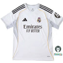 camisa real madrid 2025, uniforme titular real madrid, camisa branca real madrid, escudo bordado madrid, la liga 2025/26, futebol espanhol, camisa masculina merengue, real madrid nova camisa, santiago bernabéu, camisa madridista

