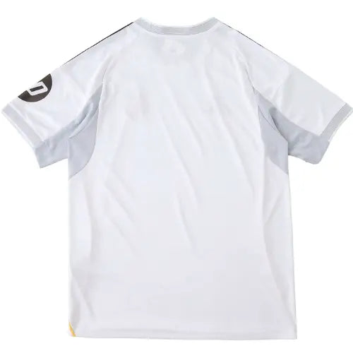 camisa real madrid 2025, uniforme titular real madrid, camisa branca real madrid, escudo bordado madrid, la liga 2025/26, futebol espanhol, camisa masculina merengue, real madrid nova camisa, santiago bernabéu, camisa madridista

