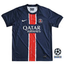 camisa psg 2024, uniforme principal paris saint-germain, camisa azul psg, escudo psg, camisa torcedor paris, futebol francês


