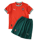 camisa portugal infantil 2025, uniforme seleção portuguesa kids, escudo bordado portugal, kit torcedor infantil, camisa vermelha portugal, futebol europeu infantil