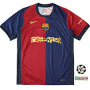 camisa barcelona travis scott, barcelona 2024 2025, camisa collab travis scott, camisa edição limitada barcelona, uniforme barça 24/25, camisa barcelona rapper, camisa barça streetwear, manto barcelona travis scott

