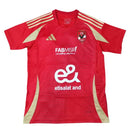 camisa al-ahly 2024, uniforme titular al-ahly, camisa vermelha egito, escudo bordado al-ahly, futebol africano, camisa torcedor al-ahly, egyptian premier league, al-ahly 2024/25, camisa masculina al-ahly

