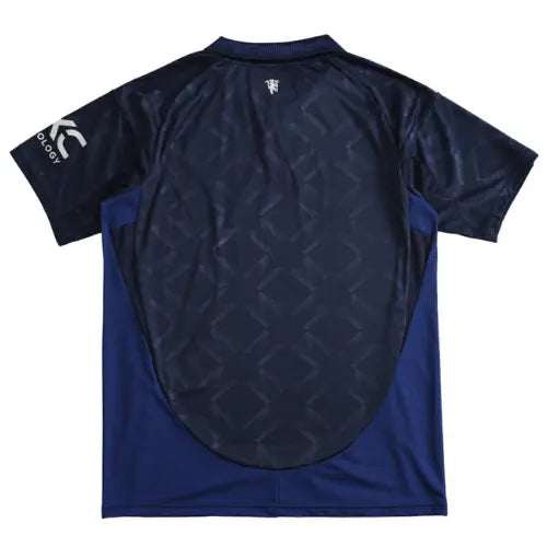 camisa manchester united 2024, camisa torcedor united, uniforme reserva manchester, escudo red devils, camisa alternativa united, futebol inglês