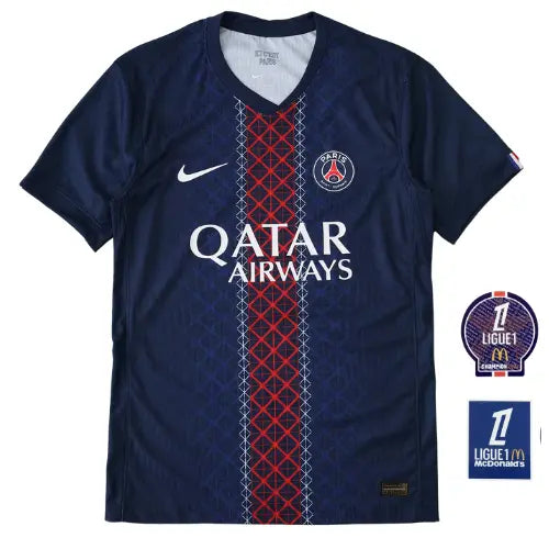 camisa psg 2025, versão jogador psg, uniforme titular paris saint-germain, camisa slim fit psg, futebol francês, ligue 1 2025/26, escudo bordado psg, camisa azul psg, camisa elite psg, camisa masculina paris

