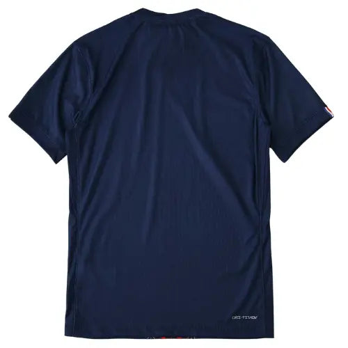 camisa psg 2025, uniforme titular paris saint-germain, camisa azul psg, escudo bordado psg, futebol francês, ligue 1 2025/26, camisa masculina psg, psg nova camisa, parque dos príncipes, camisa psg torcedor

