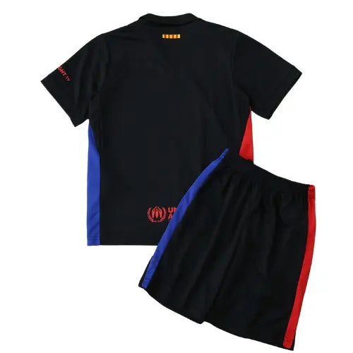 kit barcelona travis scott kids, camisa infantil barcelona 2025, uniforme alternativo barça, escudo bordado barcelona, collab travis scott barcelona, futebol e música infantil
