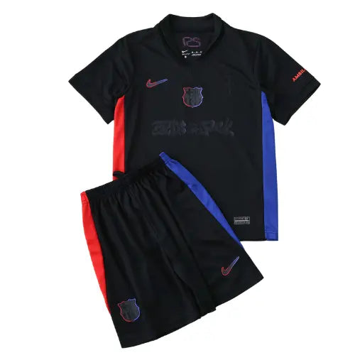 kit barcelona travis scott kids, camisa infantil barcelona 2025, uniforme alternativo barça, escudo bordado barcelona, collab travis scott barcelona, futebol e música infantil


