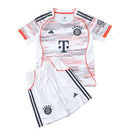 camisa bayern infantil 2025, uniforme reserva bayern kids, escudo bayern bordado, kit torcedor infantil, camisa alternativa bayern munique, futebol alemão infantil