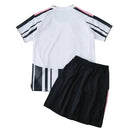 camisa juventus infantil 2025, uniforme bianconero kids, escudo juventus bordado, kit torcedor juventus, futebol italiano infantil, camisa preta e branca juventus