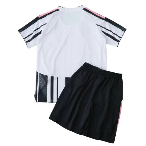 camisa juventus infantil 2025, uniforme bianconero kids, escudo juventus bordado, kit torcedor juventus, futebol italiano infantil, camisa preta e branca juventus