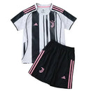 camisa juventus infantil 2025, uniforme bianconero kids, escudo juventus bordado, kit torcedor juventus, futebol italiano infantil, camisa preta e branca juventus