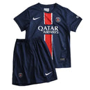 camisa infantil psg 2025, kit torcedor paris saint-germain, uniforme azul psg kids, escudo psg bordado, futebol francês infantil, calção psg 2025