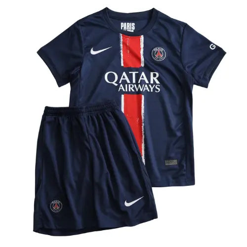 camisa infantil psg 2025, kit torcedor paris saint-germain, uniforme azul psg kids, escudo psg bordado, futebol francês infantil, calção psg 2025