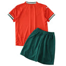 camisa portugal infantil 2025, uniforme seleção portuguesa kids, escudo bordado portugal, kit torcedor infantil, camisa vermelha portugal, futebol europeu infantil
