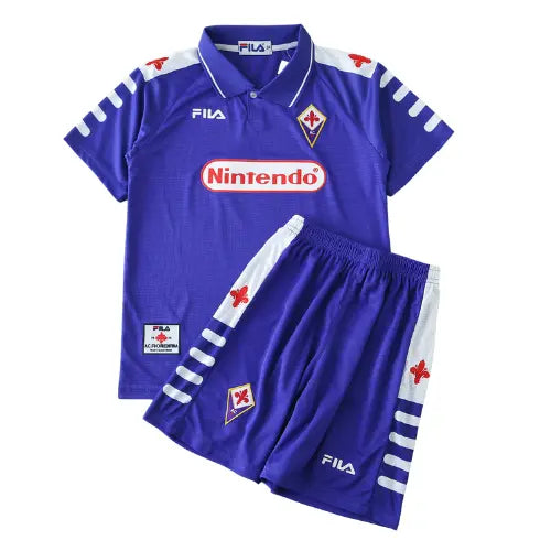 camisa fiorentina infantil, uniforme retrô nintendo, kit batistuta fiorentina, camisa roxa anos 90, escudo bordado fiorentina, futebol italiano infantil