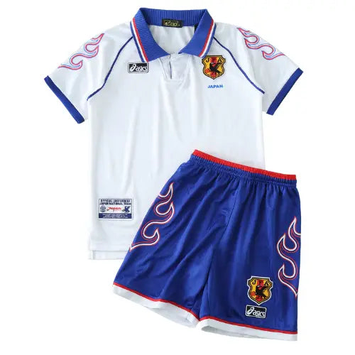 camisa japão infantil 1998, uniforme retrô copa 98, escudo japão bordado, camisa reserva japonesa, chamas brancas camisa japão, futebol asiático infantil

