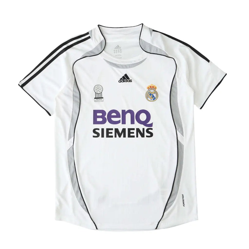 camisa retrô real madrid 2006, uniforme titular 2006/07, futebol espanhol, manto histórico galácticos, branco clássico, torcedor e colecionador

