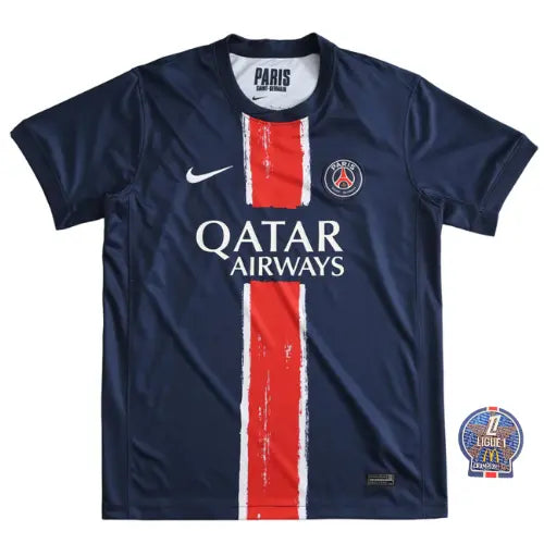 camisa psg 2024, uniforme principal paris saint-germain, camisa azul psg, escudo psg, camisa torcedor paris, futebol francês

